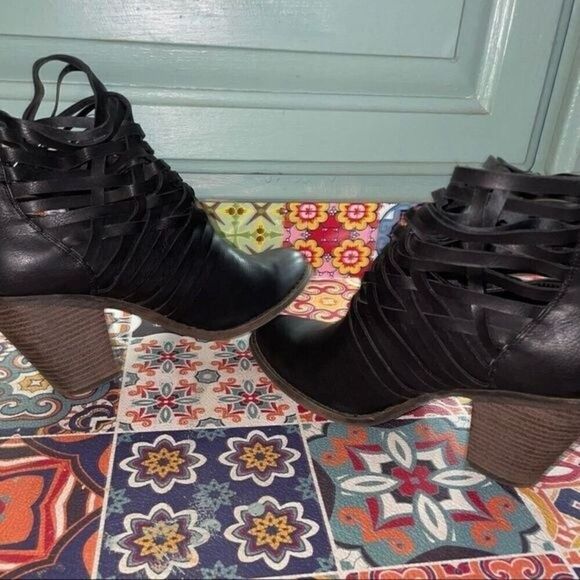 Fergalicious by Fergie Weaver booties sz 8 - Picture 3 of 9